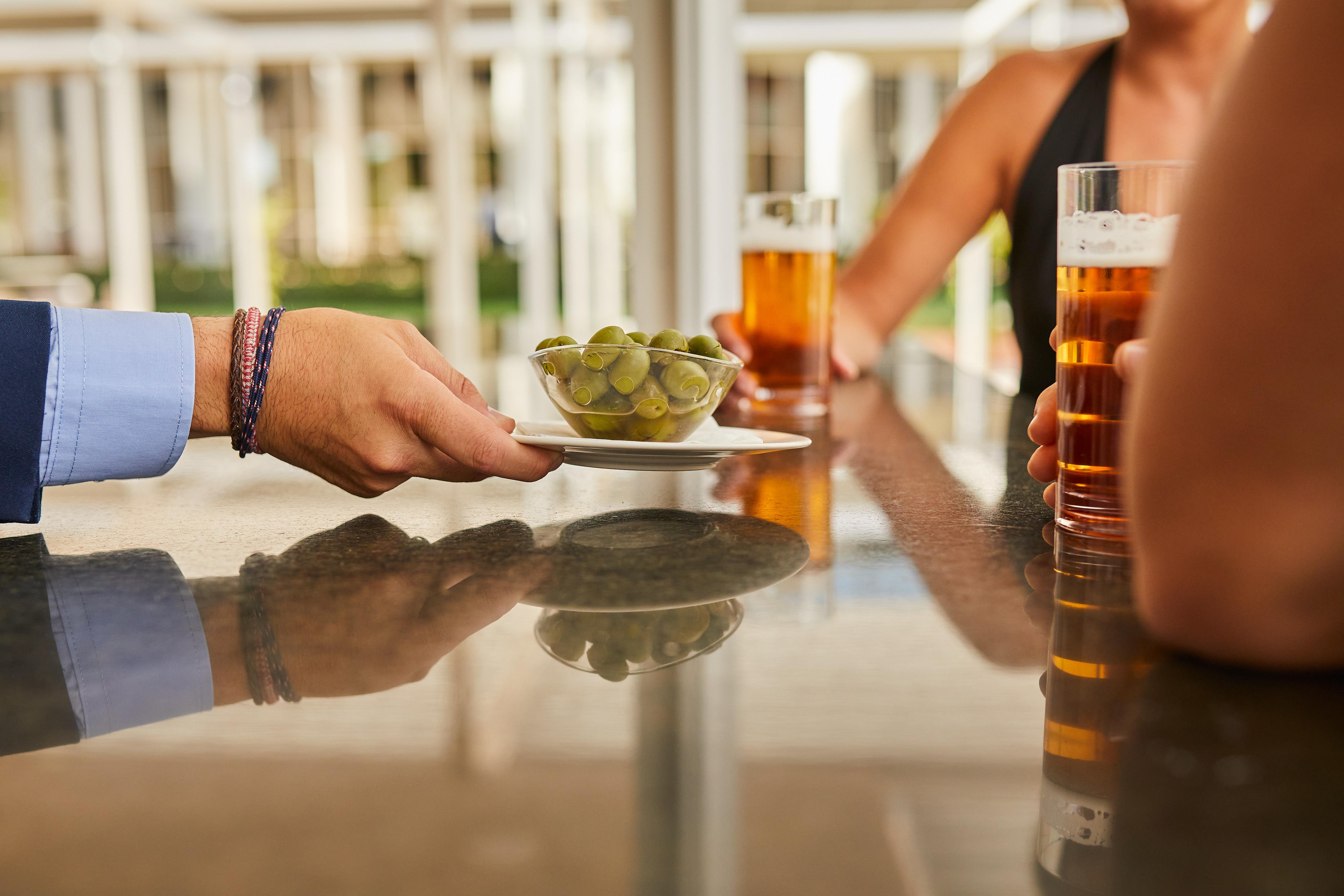 Silken Al-Andalus Palace Sevilla Exterior foto A person serving olives to another person.