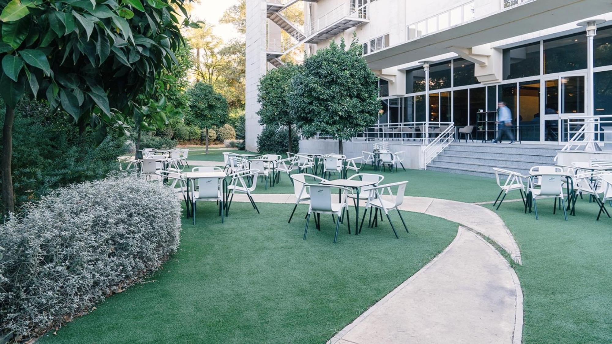 Silken Al-Andalus Palace Sevilla Exterior foto The garden of the hotel