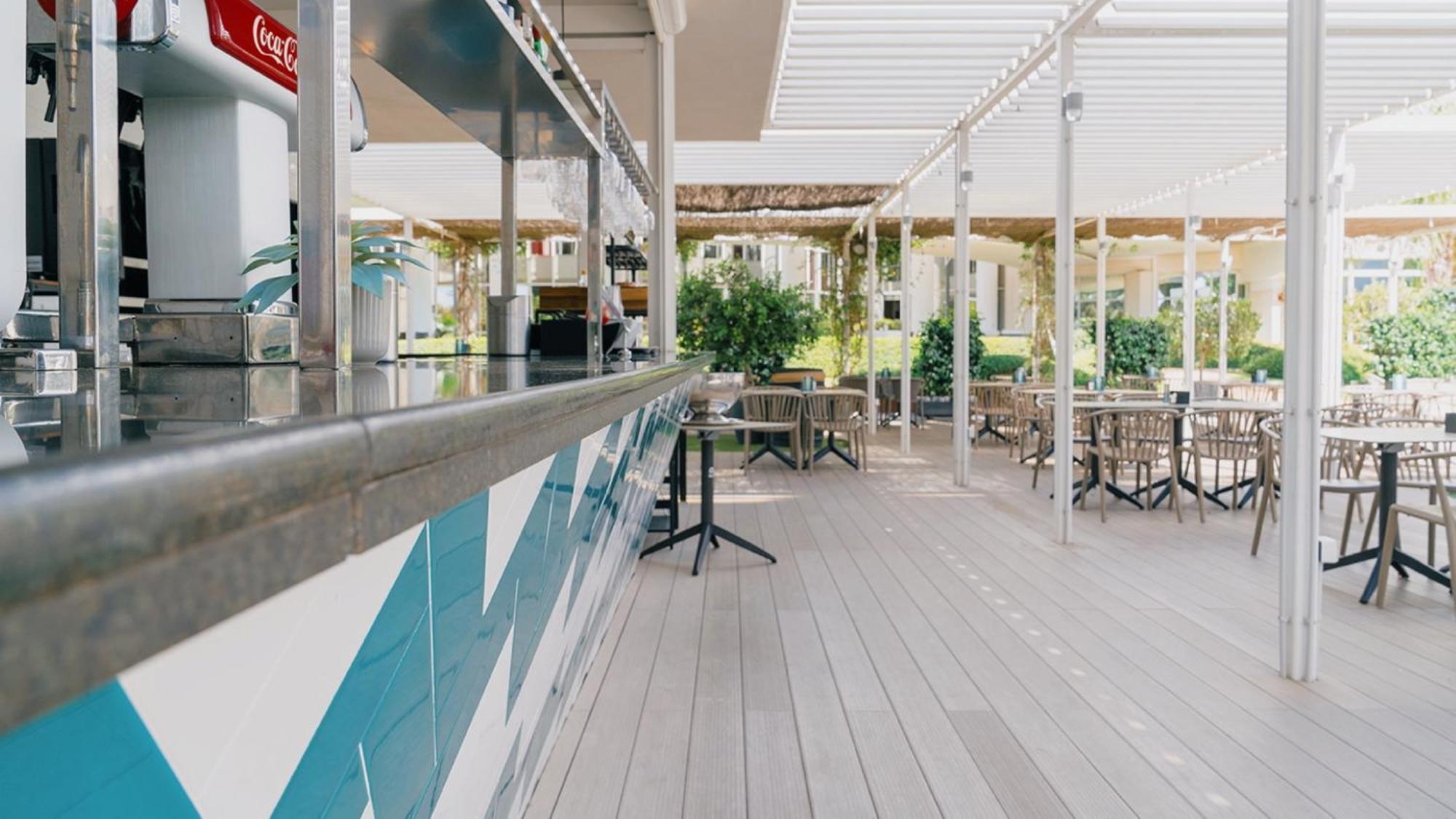 Silken Al-Andalus Palace Sevilla Exterior foto The beach bar at the resort